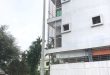 ভবনের গা ঘেঁষে দাঁড় করানো বৈদ্যুতিক খুঁটি।