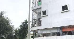 ভবনের গা ঘেঁষে দাঁড় করানো বৈদ্যুতিক খুঁটি।