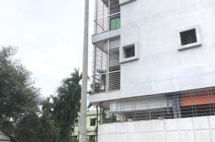 ভবনের গা ঘেঁষে দাঁড় করানো বৈদ্যুতিক খুঁটি।