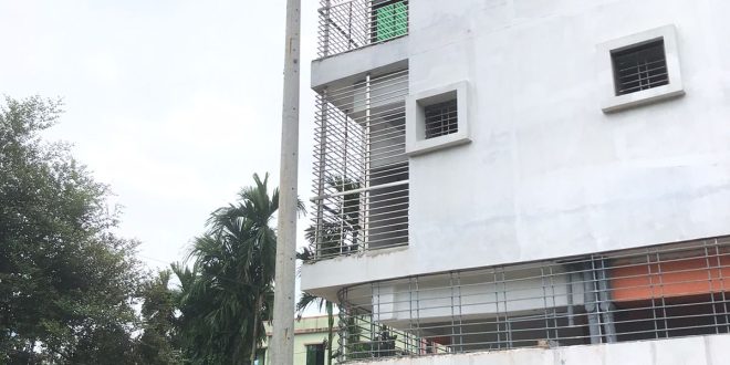 ভবনের গা ঘেঁষে দাঁড় করানো বৈদ্যুতিক খুঁটি।