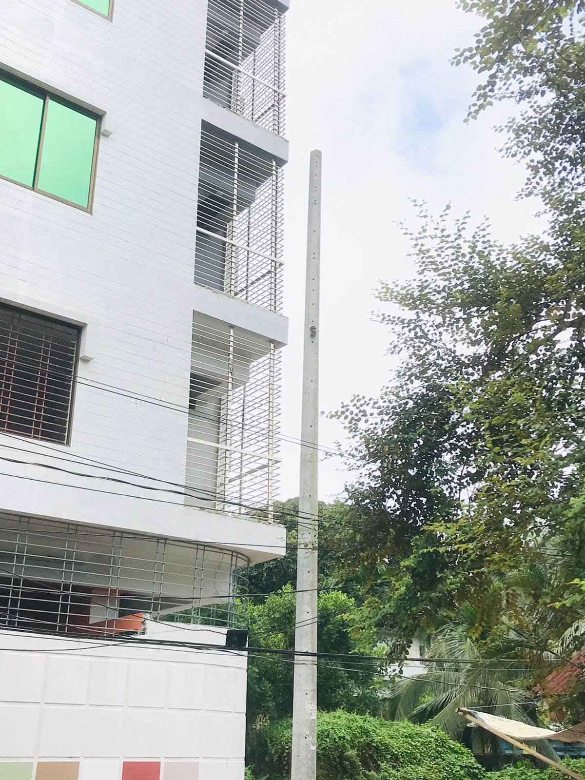 ভবনের সামনে দিয়ে টেনে নেওয়া বৈদ্যুতিক তার।