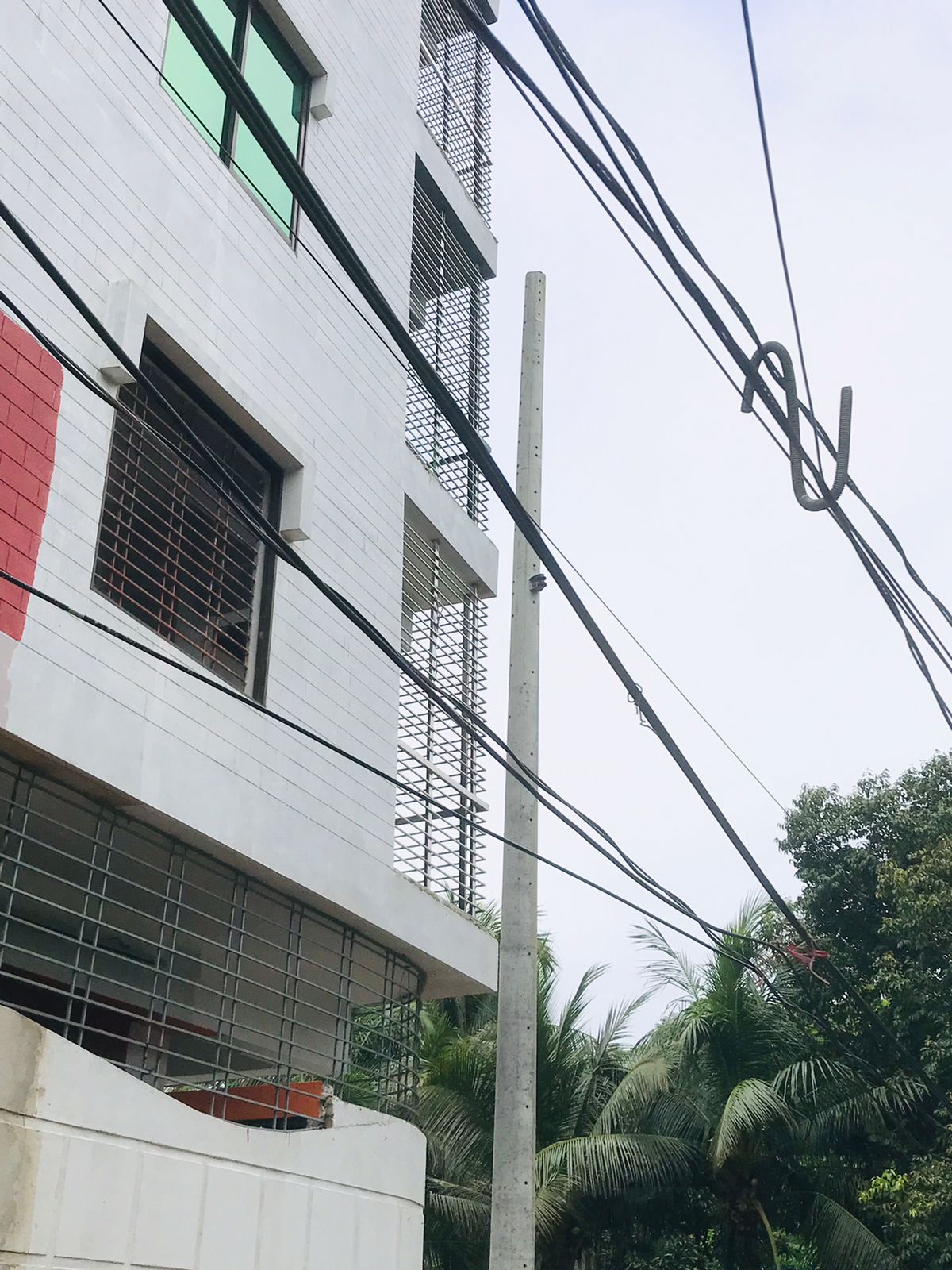 জানালা-বারান্দা ঘেঁষে ঝুলছে অসংখ্য বৈদ্যুতিক তার।